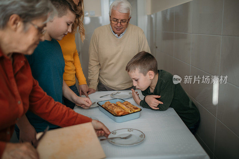 家人吃零食/小午餐